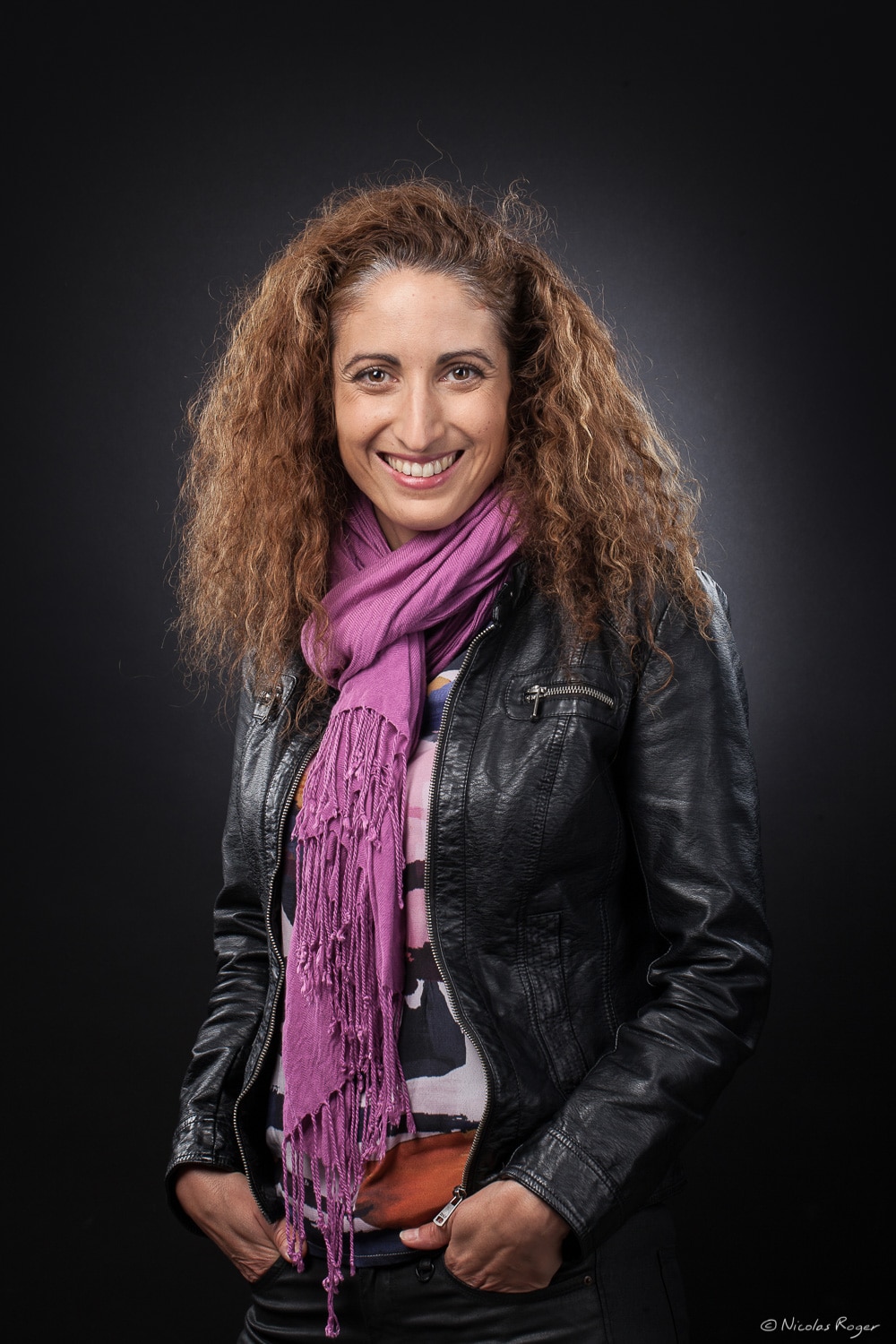 Portrait d&rsquo;une femme dans un studio sur fond noir.