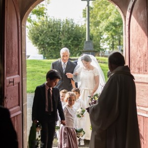 Entrée dans l'église des mariés