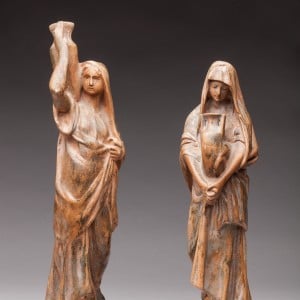 Statues en bois sur fond dégradé