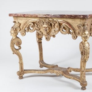Table en bois doré sculptée