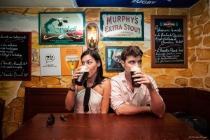 Photographie d'un couple dans un bar
