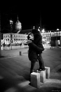 photographie de couple sur la place de Jaude à Clermont-Ferrand