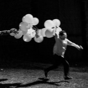 Enfants s'amusant pendant le lâcher de ballons