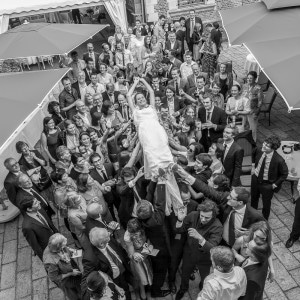 La foule des invités portant la mariée