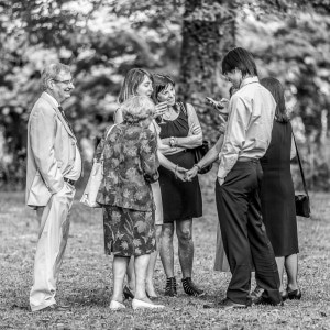 Groupe d'invités dans le parc