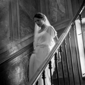 La mariée descend les escaliers