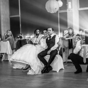 Photographie des mariés lors de la projection-souvenirs de la soirée