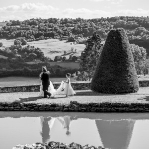 Les mariés dans le paysage du château