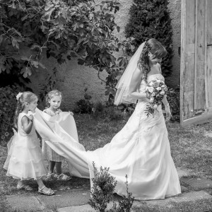 Photographie de la mariée et de deux petites filles