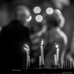 Photographie de bougies dans l'église - Ambiance