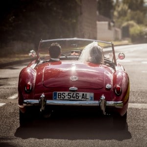 Départ des mariés dans une voiture ancienne