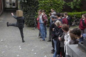 Photographie durant une performance d'art contemporain à Bruxelles