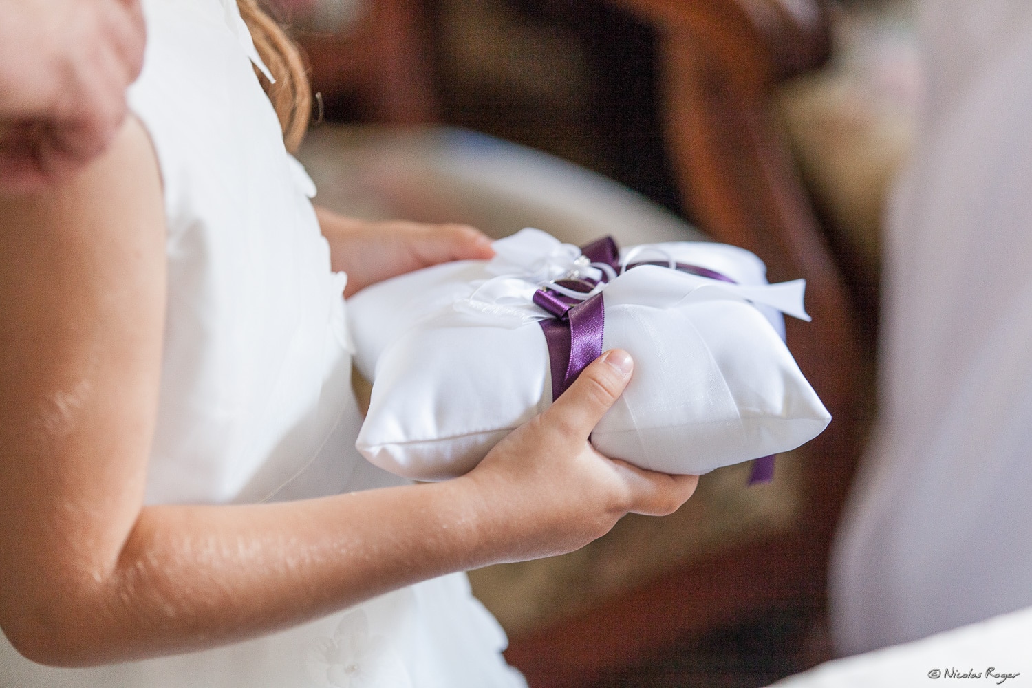 Coussin avec les alliances de mariage