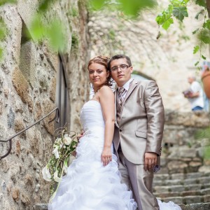 Les mariés posent dans les escaliers