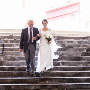 La mariée descend les marches de l'église