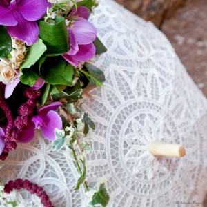 Ombrelle de la mariée et fleurs