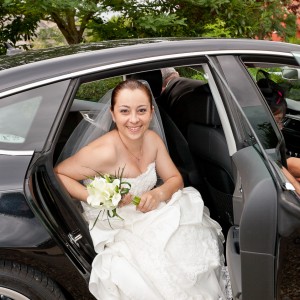 La mariée descend de la voiture