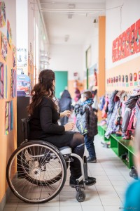 Photographie d'une institutrice en fauteuil roulant