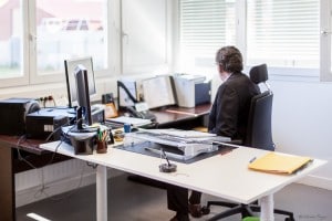 Photographie d'un chef d'établissement au travail