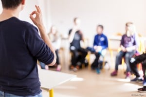 Photographie d'un cours en langage des signes