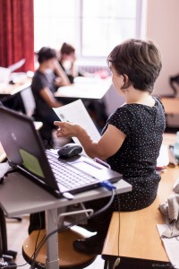 Photographie d'une handicapé donnant un cours d'histoire