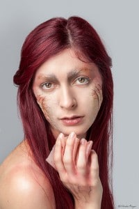 Photographie makeup d'une modèle avec des branchies et palmes