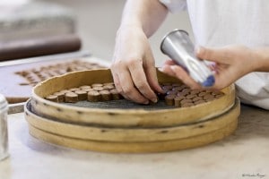 Découpe à l'emporte-pièce d'intérieurs pour chocolat