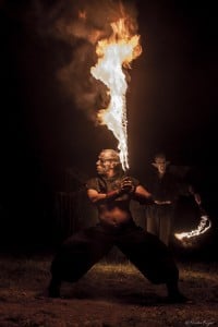 Artiste de rue portant un sabre de feu