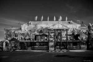 Photographie en noir et blanc d'une attraction de fête foraine