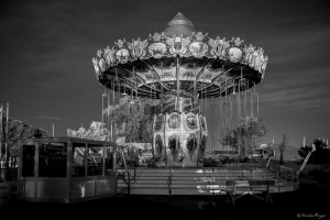 Photographie d'un manège durant la nuit noire