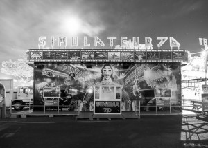 Photographie d'une attraction de fête foraine la nuit