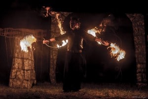 Artiste durant un spectacle de feu pour une fête médiévale.