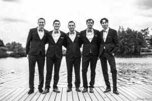 Photographie d'invités masculins durant un mariage