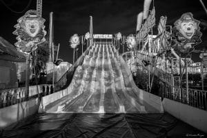 Toboggan de nuit en noir et blanc