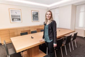 Photographie d'une collaboratrice dans un cabinet d'avocat