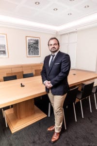 Portrait d'un avocat dans sa salle de réunion