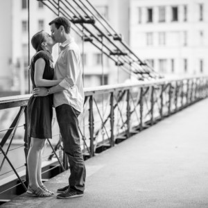 Cliché d'un couple en noir et blanc en extérieur.