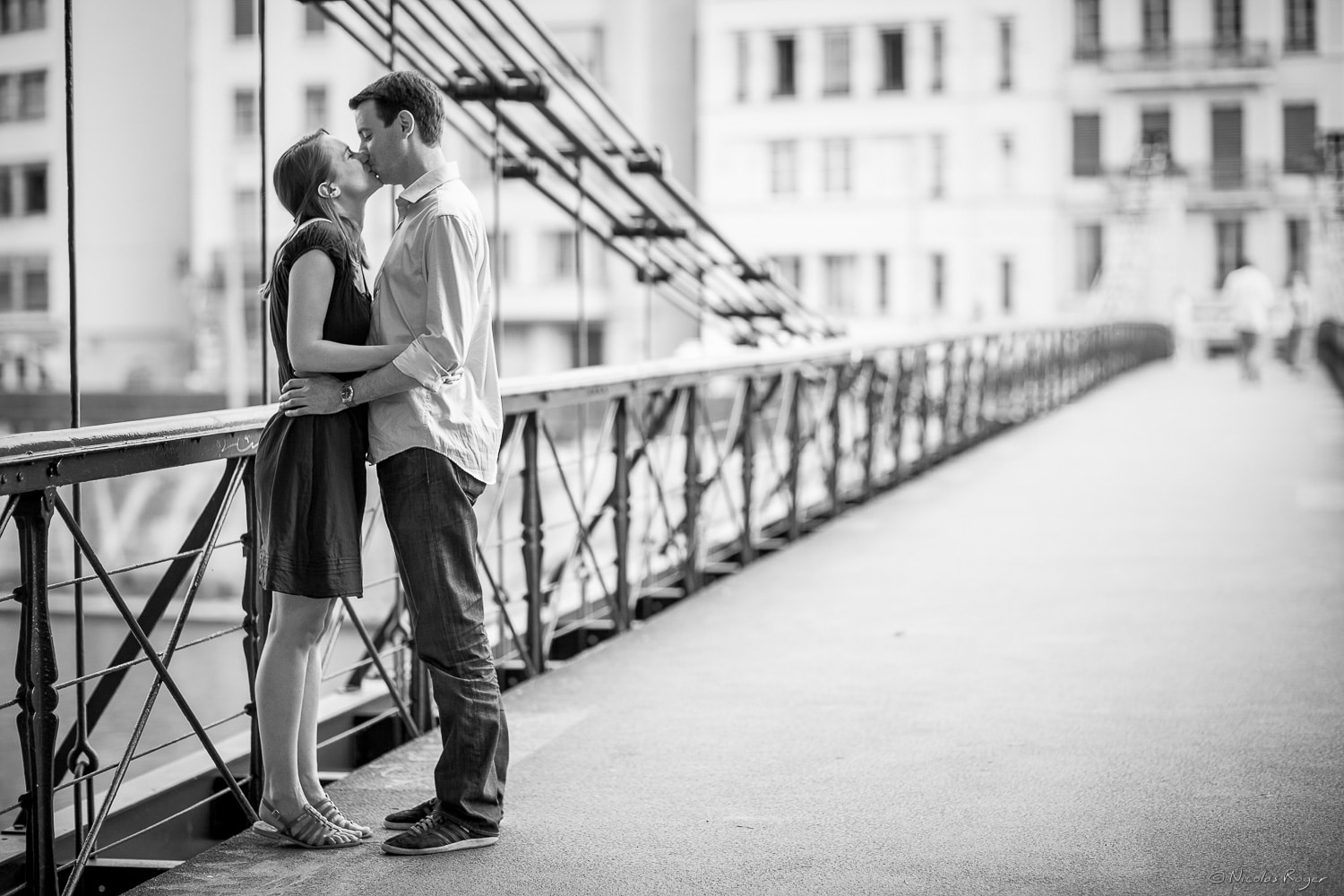 Cliché d&rsquo;un couple en noir et blanc en extérieur.